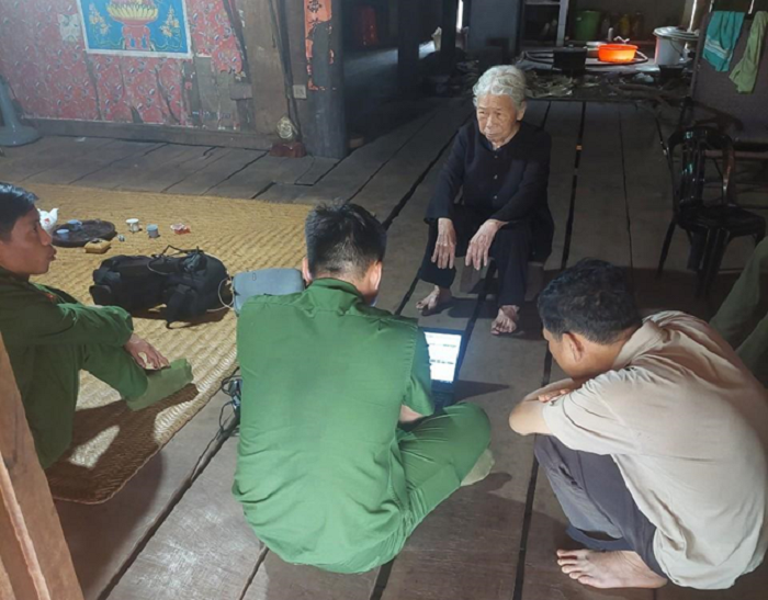 Công an huyện EaH'Leo tổ chức cấp CCCD cho các trường hợp công dân già yếu, có hoàn cảnh đặc biệt khó khăn